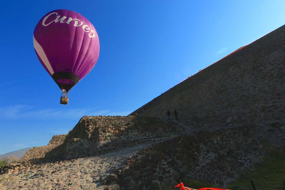 One of the most exciting parts of the day was when the Curves balloon almost crashed into the Pyramid of the Sun. We were all waiting with our cameras. It would have been a great episode of When Vacations Go Wrong.
