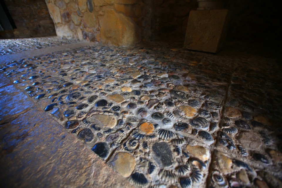the tiles of the monastery were made of old sea floor full of fossils, a testament to the past of the region. 