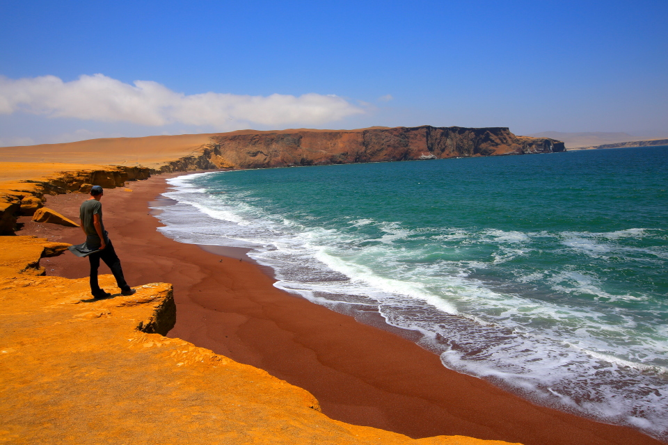 Paracas is full of contrasts: the green-blue water, red sand beaches, and the cliffs seen here are typical for the area.
